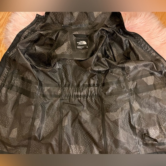 Women’s Lightweight North Face Rain Coat - Size M - Picture 9 of 9